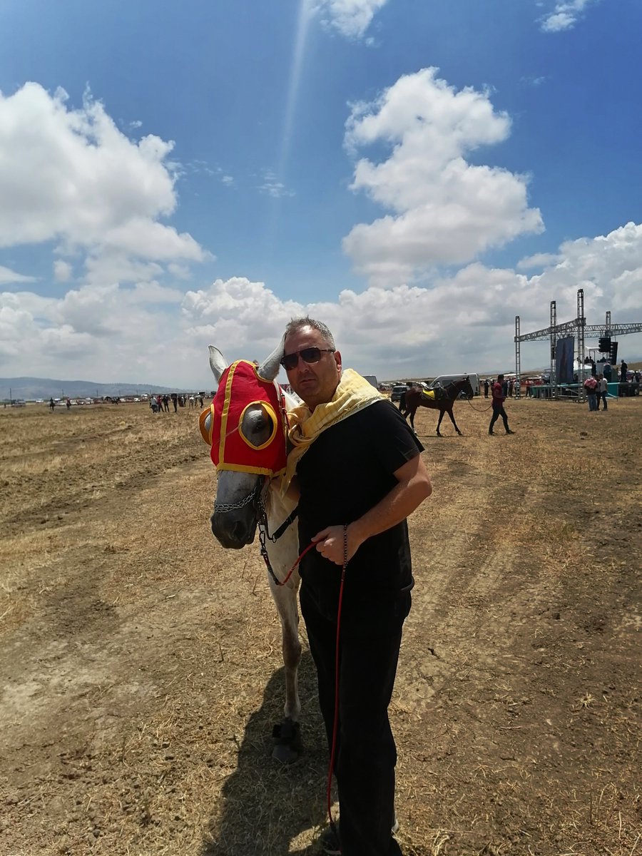 HurCemil's tweet photo. "Ümit yok olunca at koşmaz"
Nare kızımız az sonra koşacak, ayakları düz bassın. 🐎🐎
Menemen geleneksel #Rahvan at yarışları. https://t.co/tIQKUao8xc