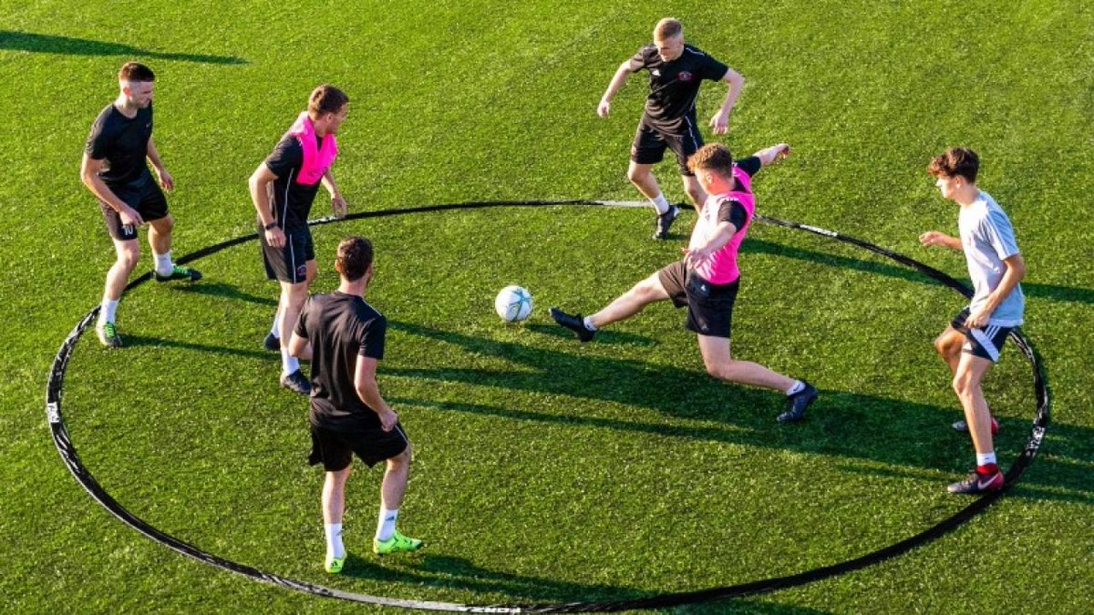💬 Lenguaje prohibido durante el entrenamiento. Démosle seriedad a nuestro trabajo desde la propia nomenclatura de las tareas. 

❌ PACHANGA
⬇️
✅ PARTIDO DE ENTRENAMIENTO

❌ TIROS
⬇️
✅ FINALIZACIONES

❌ RONDITO
⬇️
✅ RONDO DE ACTIVACIÓN

¿Cuáles son las tuyas?