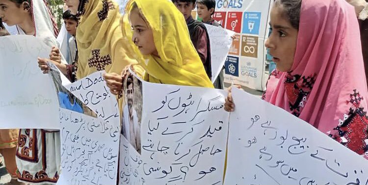 jasimghaffar's tweet photo. Childrens and women of turbat with their brothers come out for illegal disappearance of Doda Elahi and Gamshad Murid #SaveBalochStudents #ReleaseDodaAndGamshad https://t.co/NPnKH4eVbp