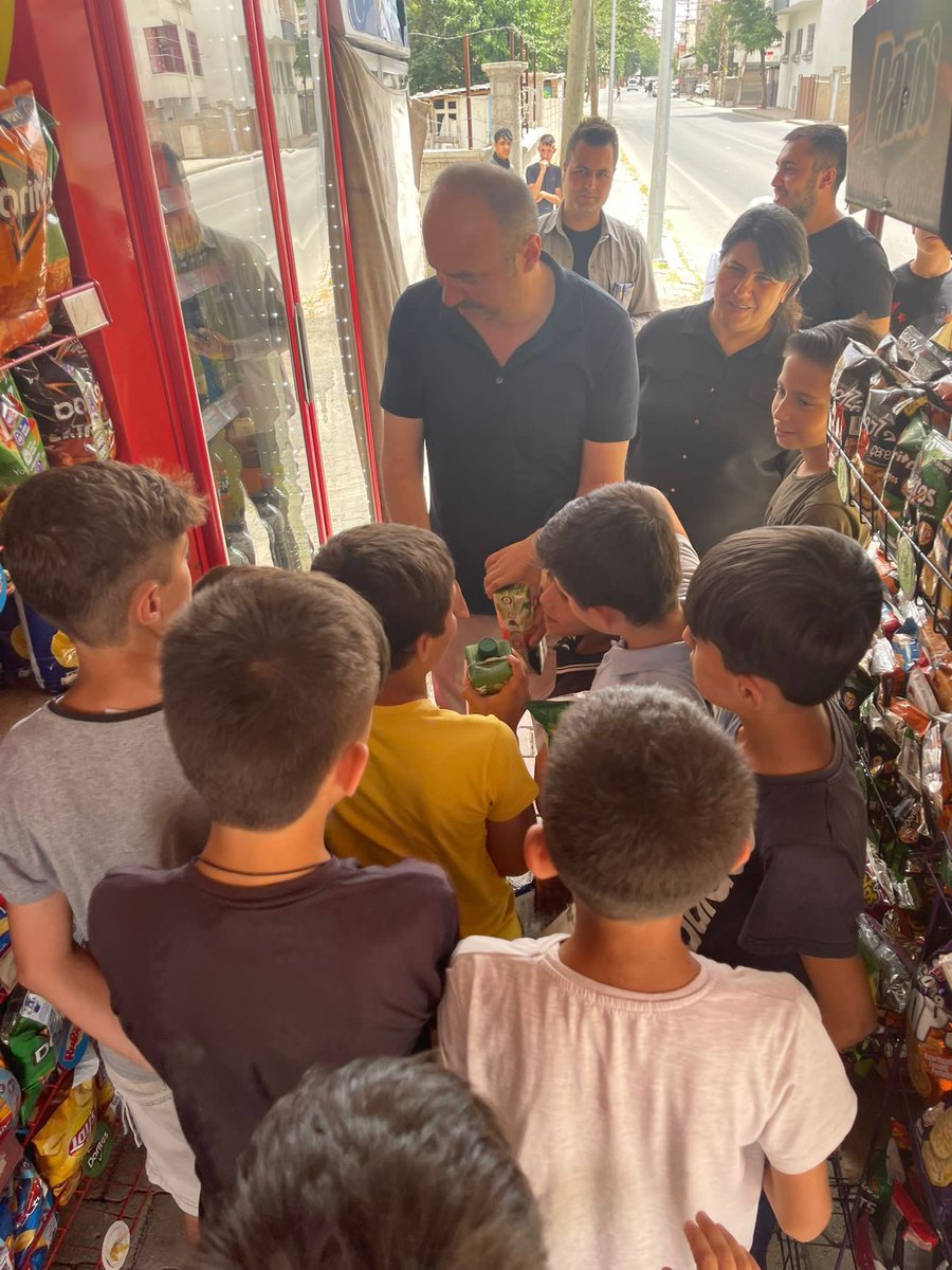 Valimiz Ekrem CANALP,eşi Dr.Ayten CANALP hanımefendi ile birlikte bu hafta sonunu Bağlar Mahallemizde değerli vatandaşlarımız ve esnafımızla  bir araya gelerek,istek ve sorunlarını dinledi.Ziyaret sırasında çocuklarla yakından ilgilenen valimiz kendilerine çeşitli hediyeler verdi