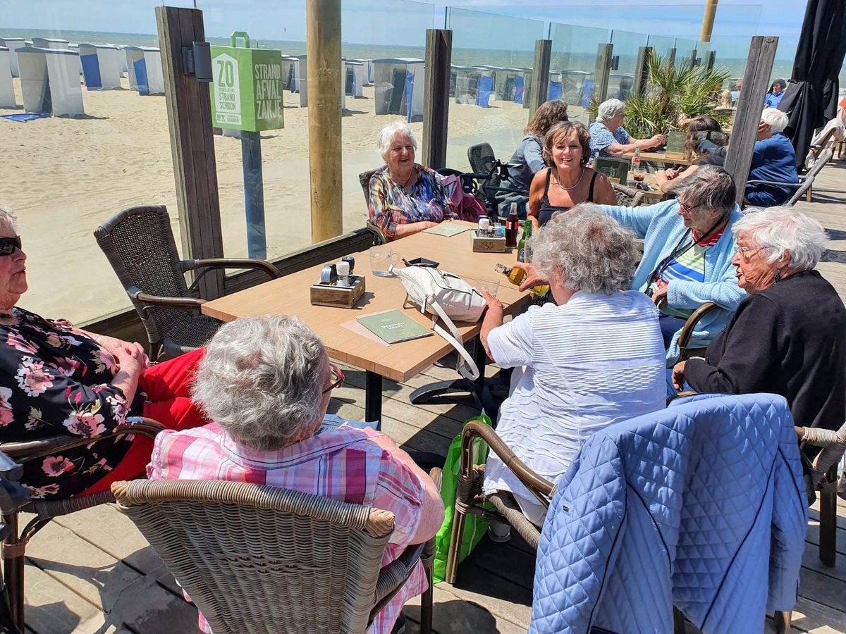 zuidbus's tweet photo. Op vrijdag namen onze chauffeur Bart en gastvrouw Machteld deze enthousiaste ouderen mee naar Katwijk aan zee om eens heerlijk te genieten. En wat een heerlijk weer was het ☀️⛱️☕🍰 https://t.co/X6v2SbOmJP
