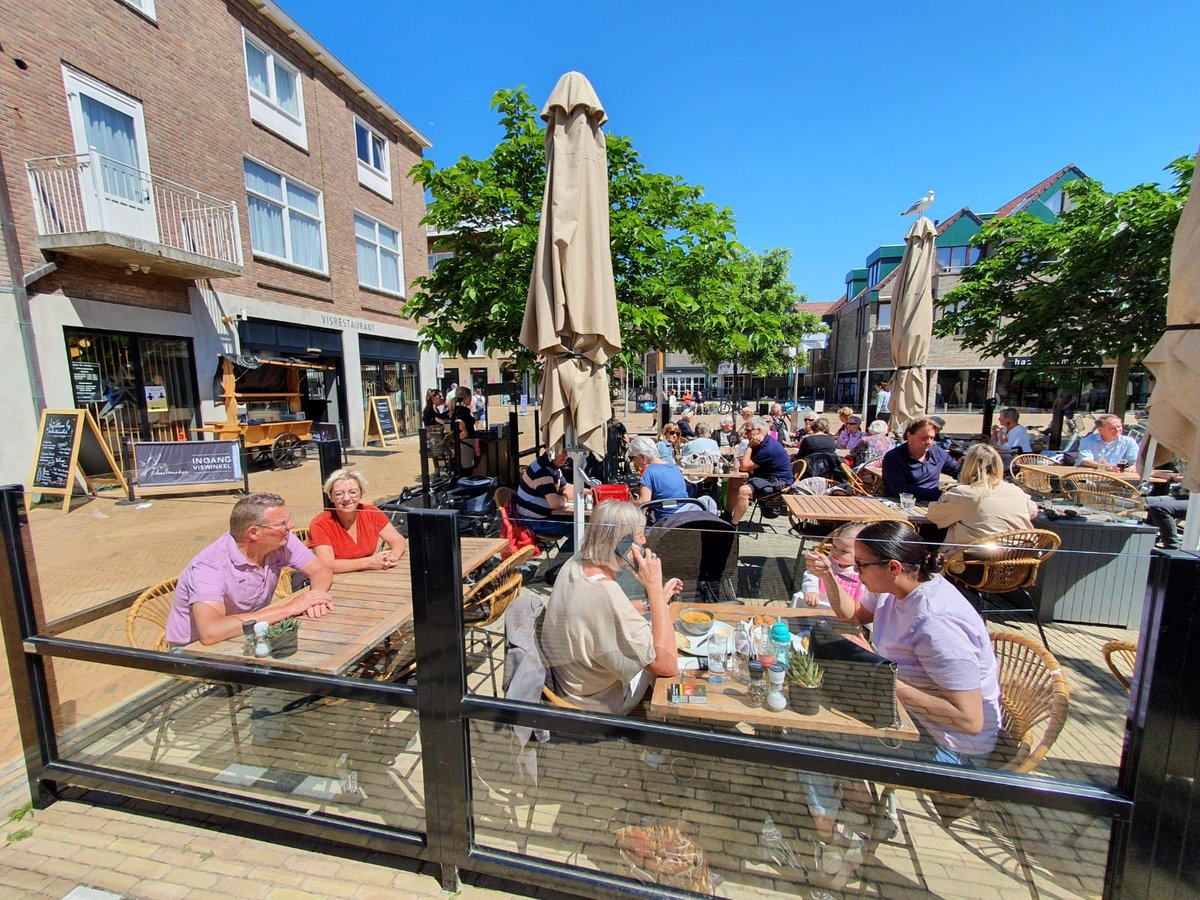 zuidbus's tweet photo. Op vrijdag namen onze chauffeur Bart en gastvrouw Machteld deze enthousiaste ouderen mee naar Katwijk aan zee om eens heerlijk te genieten. En wat een heerlijk weer was het ☀️⛱️☕🍰 https://t.co/X6v2SbOmJP