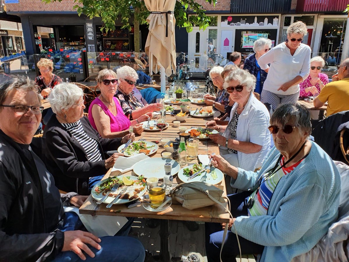 Op vrijdag namen onze chauffeur Bart en gastvrouw Machteld deze enthousiaste ouderen mee naar Katwijk aan zee om eens heerlijk te genieten. En wat een heerlijk weer was het ☀️⛱️☕🍰