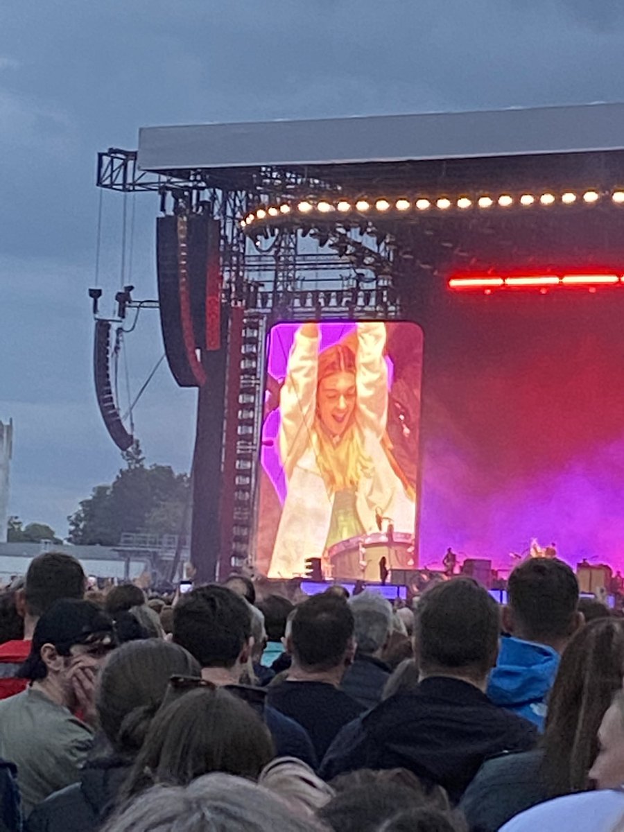 Drak3y's tweet photo. @BabsQuilliam @theblondepiece @thekillers I have this pic Katie might want! She was amazing 😭😁 https://t.co/qpm4aeOnQl