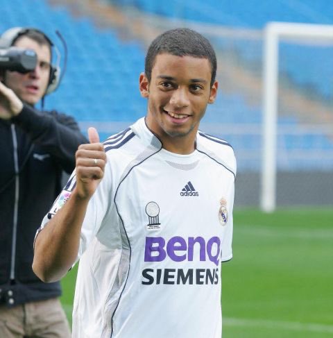 ManuHeredia21's tweet photo. Llegó con 18 años, esa cara y un sueño de niño por cumplir. Se va con 25 títulos y como el jugador más ganador en la historia del Real Madrid.

Honores a Marcelo Vieira da Silva Júnior https://t.co/h5eUfiGBsi