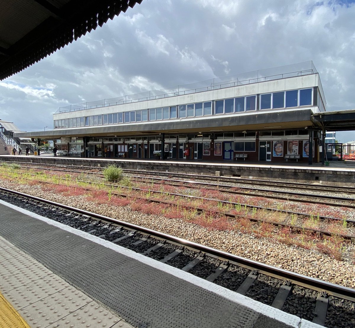 MrTimDunn's tweet photo. Fun facts! Gloucester railway station’s main building may be a horrific mistake, BUT it opened in 1977 with enlarged platform… measuring 1977 ft. Built to fit 2 InterCity 125s, it’s UK’s longest continuous station platform (tho Scarborough has the longest station seat at 456ft). https://t.co/36TIWDKMBi