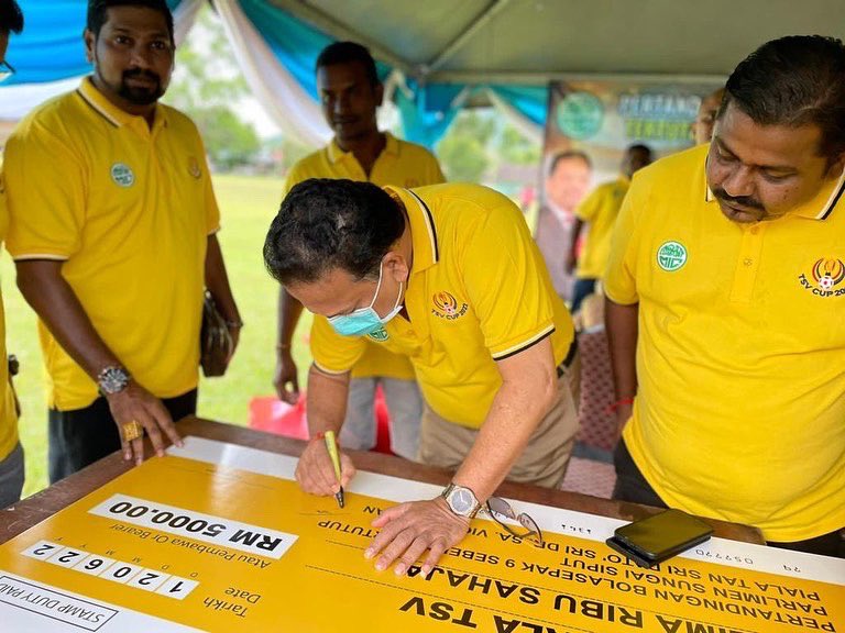 TSVigneswaranSA's tweet photo. Tengah hari tadi, turun bersama masyarakat Sg Siput di Perlawanan Bola Sepak Tan Sri SA Vigneswaran. Saya menyuntik kata-kata semangat kepada semua pasukan yang bertanding.

 #TSV
#TanSriSAVigneswaran
#PresidenMIC
#P062 #SungaiSiput
#JelajahKasihSungaiSiput
#MICLeads #MICCares https://t.co/pn9L6GVUMD