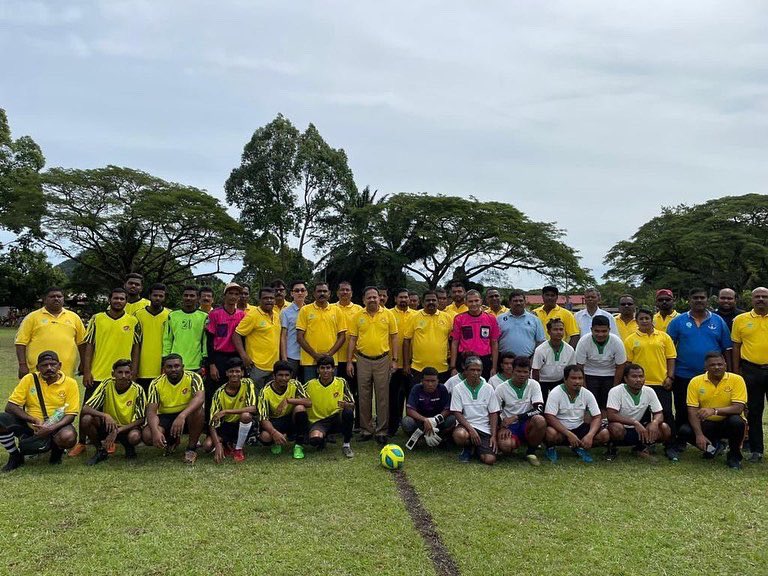 TSVigneswaranSA's tweet photo. Tengah hari tadi, turun bersama masyarakat Sg Siput di Perlawanan Bola Sepak Tan Sri SA Vigneswaran. Saya menyuntik kata-kata semangat kepada semua pasukan yang bertanding.

 #TSV
#TanSriSAVigneswaran
#PresidenMIC
#P062 #SungaiSiput
#JelajahKasihSungaiSiput
#MICLeads #MICCares https://t.co/pn9L6GVUMD