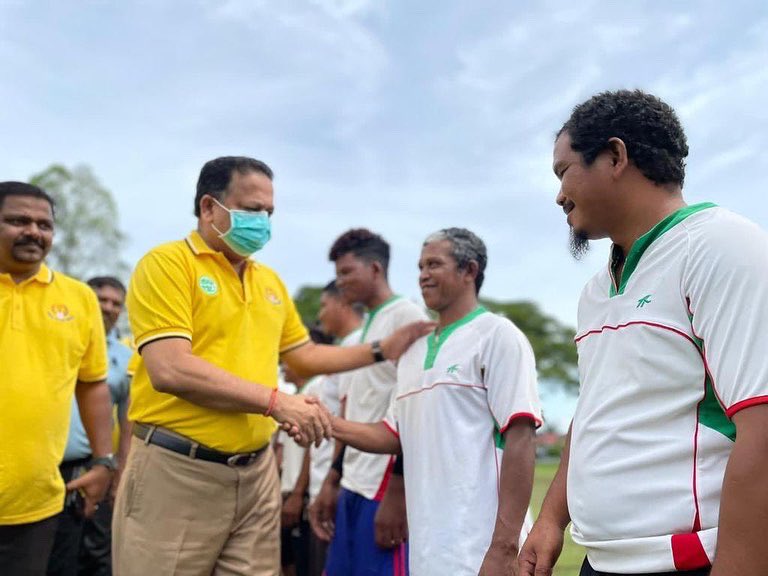 TSVigneswaranSA's tweet photo. Tengah hari tadi, turun bersama masyarakat Sg Siput di Perlawanan Bola Sepak Tan Sri SA Vigneswaran. Saya menyuntik kata-kata semangat kepada semua pasukan yang bertanding.

 #TSV
#TanSriSAVigneswaran
#PresidenMIC
#P062 #SungaiSiput
#JelajahKasihSungaiSiput
#MICLeads #MICCares https://t.co/pn9L6GVUMD