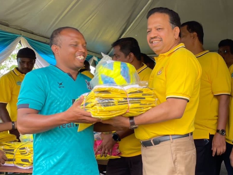 TSVigneswaranSA's tweet photo. Tengah hari tadi, turun bersama masyarakat Sg Siput di Perlawanan Bola Sepak Tan Sri SA Vigneswaran. Saya menyuntik kata-kata semangat kepada semua pasukan yang bertanding.

 #TSV
#TanSriSAVigneswaran
#PresidenMIC
#P062 #SungaiSiput
#JelajahKasihSungaiSiput
#MICLeads #MICCares https://t.co/pn9L6GVUMD