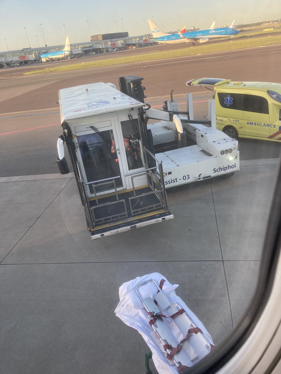 SunshineCheek's tweet photo. Nou mensen ik ben thuis hoor!
De #klm heeft mij veilig thuis gebracht en door “gedoe” extra dankbaar en credits voor de crew van KL1040 🙏🏼
Dank aan #VZA voor het thuisbrengen!
Thuiszorg geweest, alles afgestemd en voorlopig lig ik hier nog wel even zei de verpleegkundige 🙈 https://t.co/acDaFAc9f6