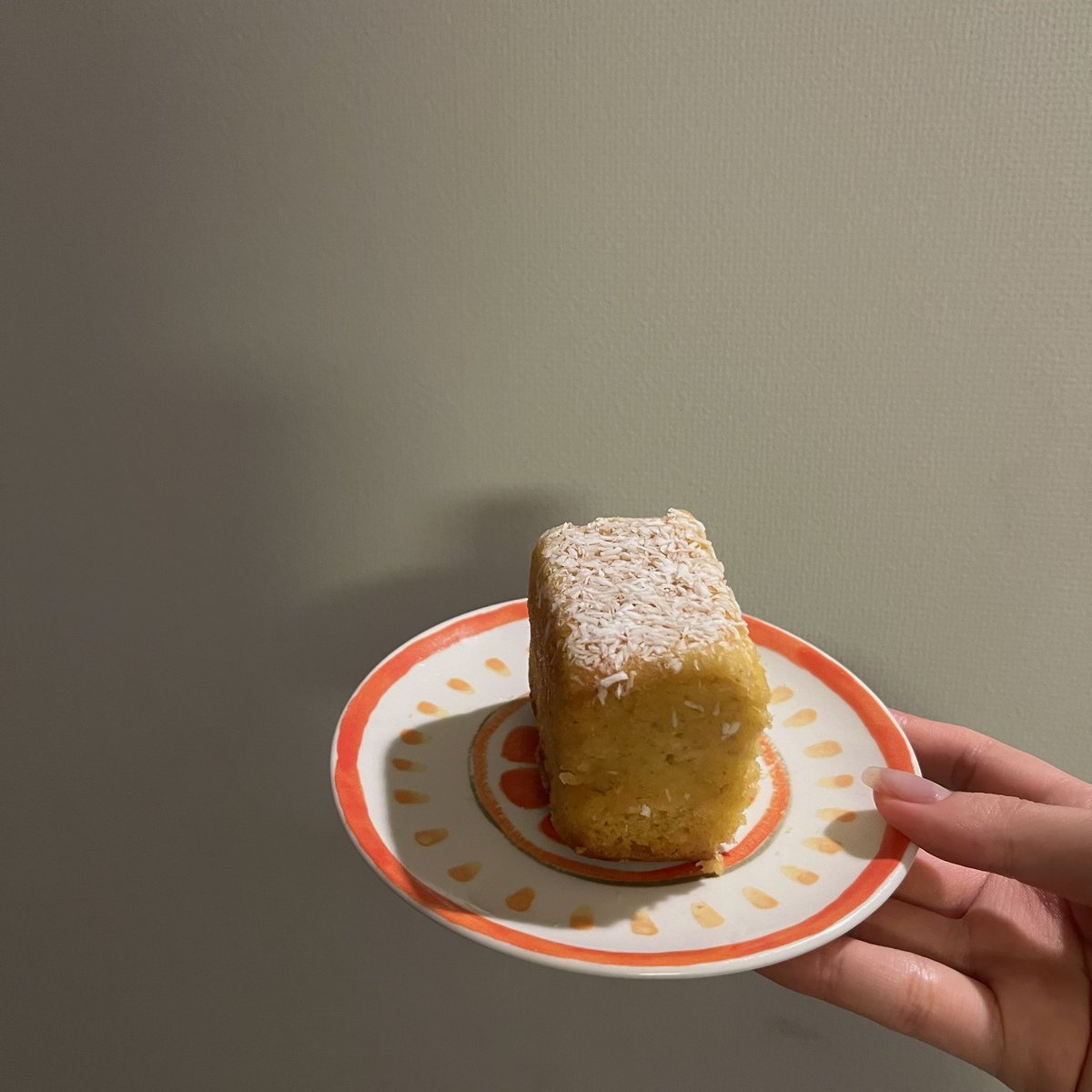unknown_thrIll's tweet photo. 成城石井のバナナなんたらココナッツパウンドケーキ余りにも美味しい...。ココナッツフレークかかっててミチミチのしっとり100%バナナケーキです。ぺろっと1/4食べてカロリー見て驚愕したけど後悔はないよ〜〜 https://t.co/VJSiNfAvOl