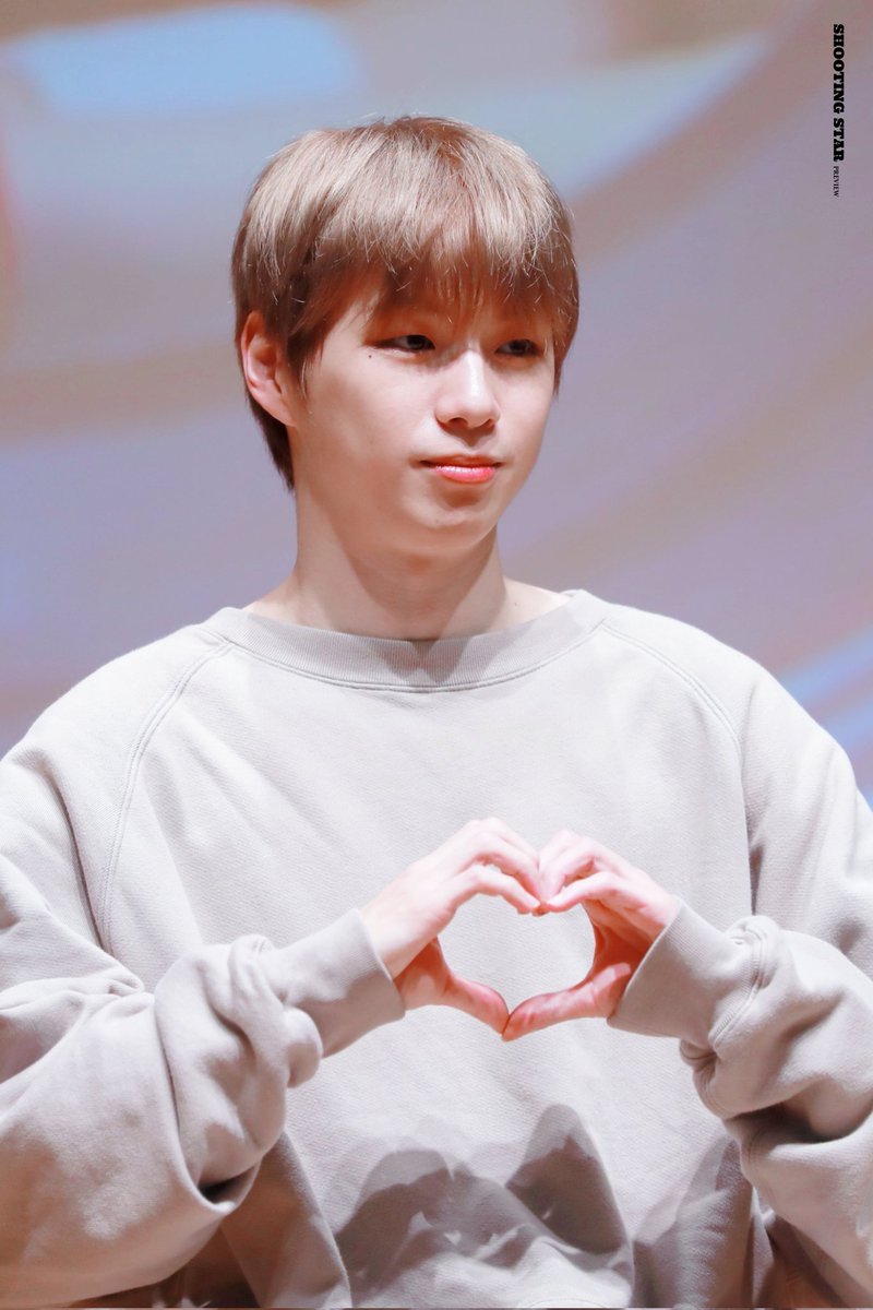 SS_961210's tweet photo. 220612 뮤직플랜트 팬사인회 : 사랑둥이❤️

#강다니엘 #KANGDANIEL https://t.co/ZdQcJsQoQm