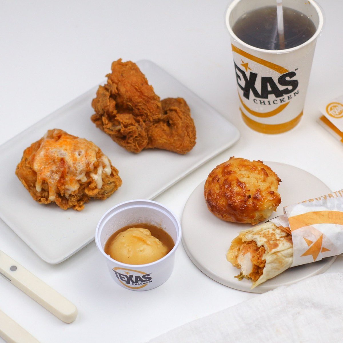 ferlicegk's tweet photo. ถ้าพูดถึงไก่ทอดตอนนี้ ก็ต้อง  “Texas chicken “ เเล้วไหม  โดยเฉพาะชุด ไก่ซีซ่ากิมจิ สั่งมากินคนเดียวไม่หมด คุ้มสุดๆ 🍗   เเถมรสชาติไก่เคลือบซอสกิมจิ เผ็ดเปรี้ยวนิดๆอร่อยกลมกล่อม ไก่กรอบ เหมาะกับ “จุง” ที่มีความเปรี้ยวๆซนๆอยู่ในตัว อร่อยขนาดนี้ต้องมาลอง 💙 #Texasxจุงดังเมฆมาร์ค https://t.co/AyLw5rhca4