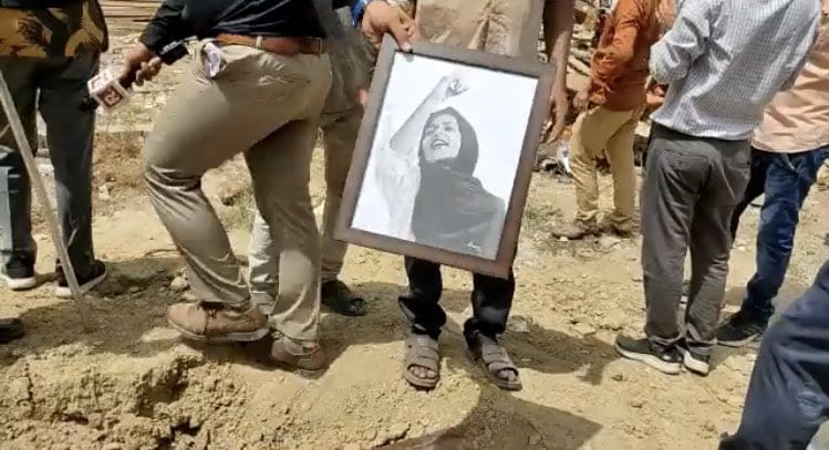 Naushira3's tweet photo. Starting with detaining of Afreen Fatima's family and now buldozing her residence is violatary of the fundamental rights of a citizen. Yogi Raj can be successful in silencing her voice but thousands will never allow it to turn a police state. We demand Justice to @AfreenFatima136 https://t.co/4boL9lEwJ1