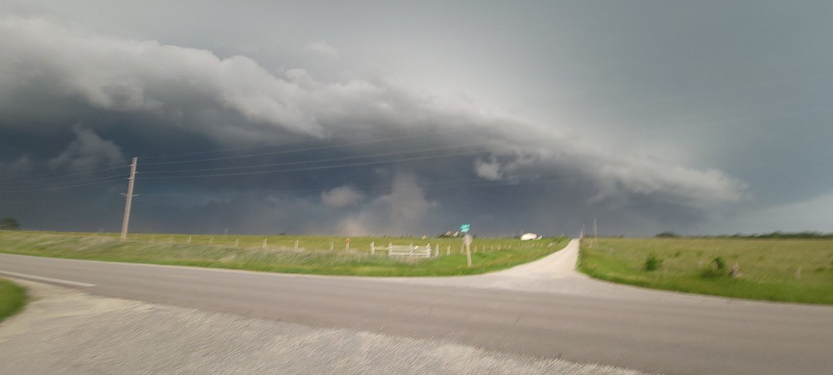 WengerJeffrey's tweet photo. @warrensearswx @KSNStormTrack3 @KSNNews These are the photos a shot of it before I retreated to the South #kswx #RileyCounty #DK101 #skywarn https://t.co/WWqKmddomi