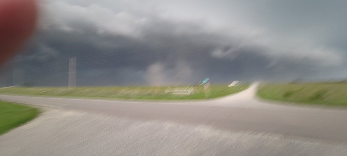 WengerJeffrey's tweet photo. @warrensearswx @KSNStormTrack3 @KSNNews These are the photos a shot of it before I retreated to the South #kswx #RileyCounty #DK101 #skywarn https://t.co/WWqKmddomi
