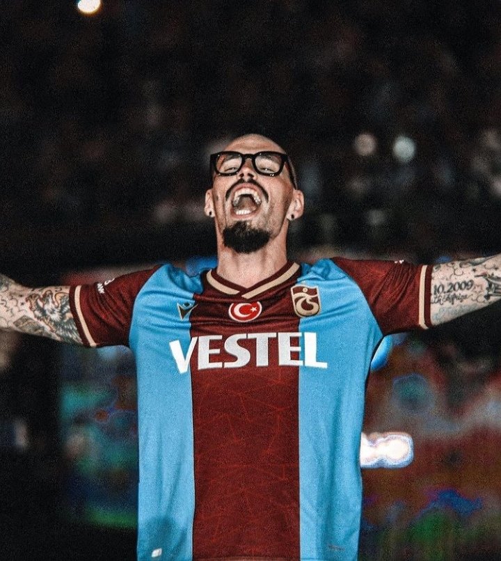 agzabatlihamsik's tweet photo. Mutlu pazarlar Şampiyon Trabzonspor taraftarları❤️💙
#Trabzonspor https://t.co/eyqhjvrvKX