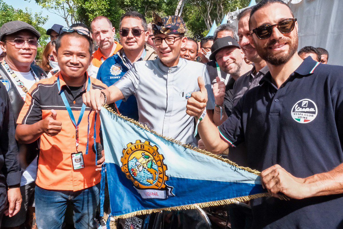 sandiuno's tweet photo. Vespa World Day 2022, bangkitkan ekonomi Bali! 🛵🇲🇨

Alhamdulillah.. astungkara, event Vespa World Day yang dilaksanakan di Nusa Dua, Bali tanggal 9-12 Juni ini berjalan meriah, aman dan lancar. UMKM ikut terberdayakan, peluang usaha dan lapangan kerja terbuka luas! 👏👏 https://t.co/J5XVGTTMcm