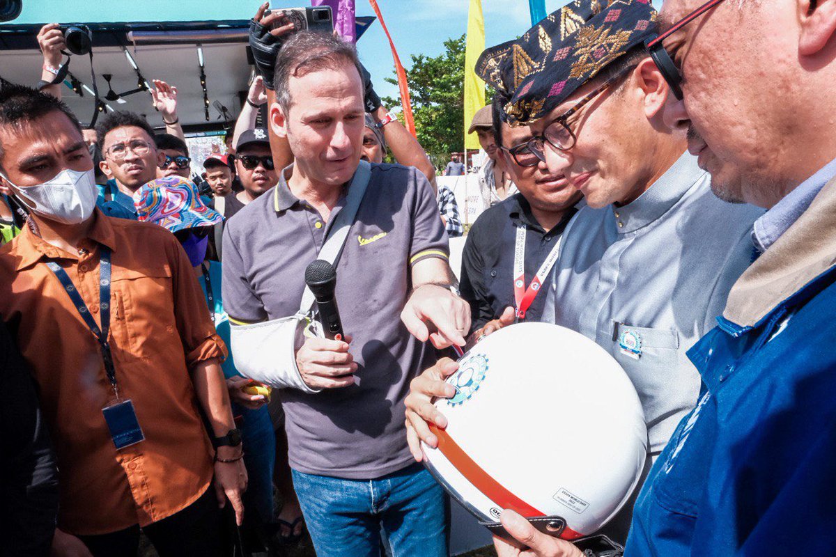 sandiuno's tweet photo. Vespa World Day 2022, bangkitkan ekonomi Bali! 🛵🇲🇨

Alhamdulillah.. astungkara, event Vespa World Day yang dilaksanakan di Nusa Dua, Bali tanggal 9-12 Juni ini berjalan meriah, aman dan lancar. UMKM ikut terberdayakan, peluang usaha dan lapangan kerja terbuka luas! 👏👏 https://t.co/J5XVGTTMcm