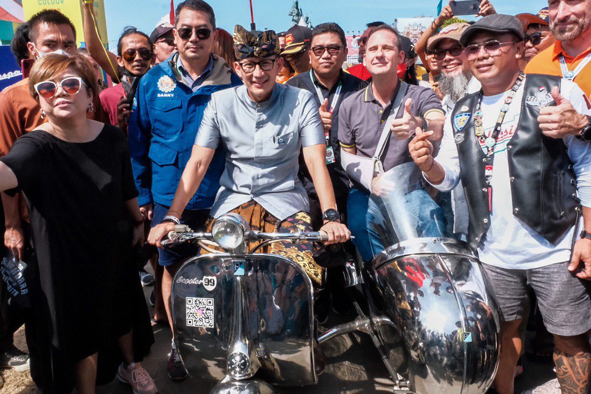 sandiuno's tweet photo. Vespa World Day 2022, bangkitkan ekonomi Bali! 🛵🇲🇨

Alhamdulillah.. astungkara, event Vespa World Day yang dilaksanakan di Nusa Dua, Bali tanggal 9-12 Juni ini berjalan meriah, aman dan lancar. UMKM ikut terberdayakan, peluang usaha dan lapangan kerja terbuka luas! 👏👏 https://t.co/J5XVGTTMcm