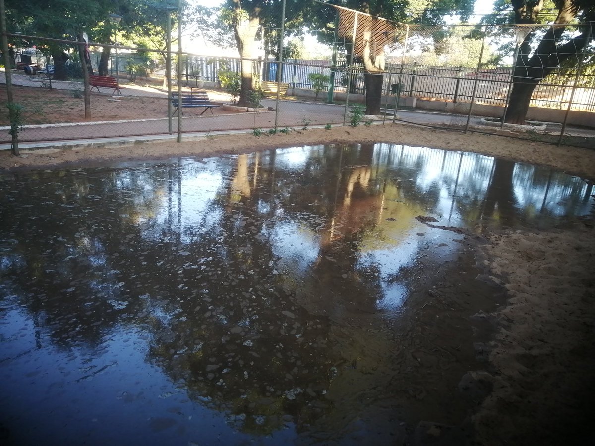 RadioSanPabloFM's tweet photo. @ObrasAsu perdida de agua en la canchita de la plaza Carmen de Lara Castro barrio San Pablo. Av de la Victoria y Guapo'y. https://t.co/BdiZqUv0t1