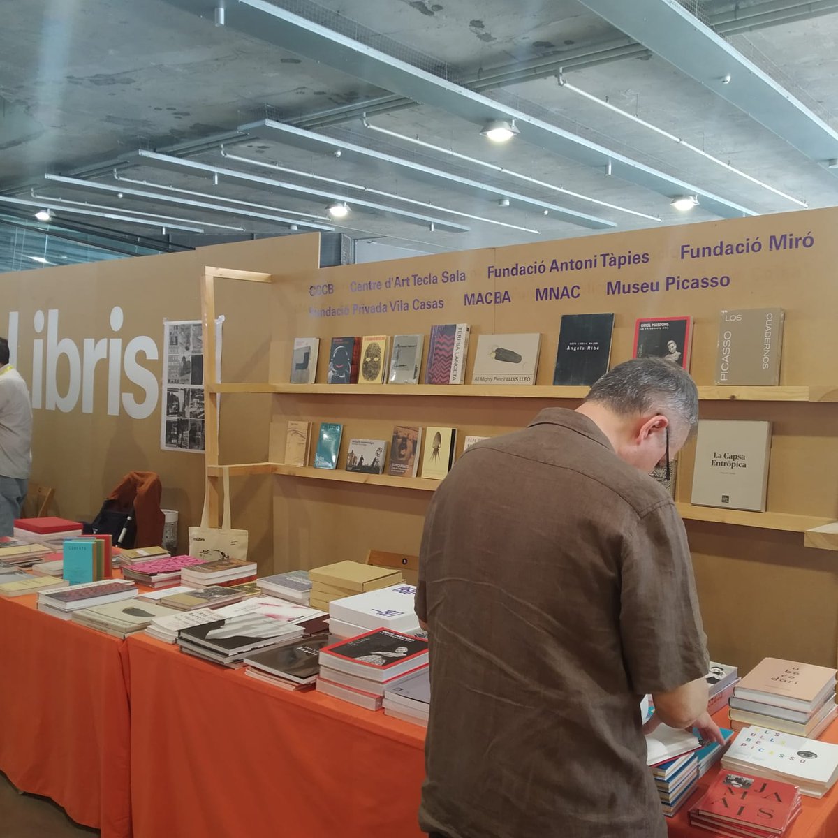 📍 Aquest cap de setmana estem celebrant l'#ArtsLibris2022 al fossat del mercat de #SantAntoni. 

📖 Hi trobaràs alguns dels darrers catàlegs d'#exposicions editats per la #FudnacióMiró, al costat de moltes altres #publicacions!

#ArtsLibris
