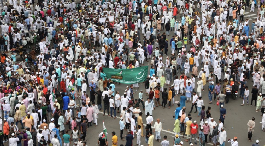 AJEnglish's tweet photo. Muslims in India have taken to the streets to protest against anti-Islamic comments made by two members of BJP — in pictures https://t.co/3xPXWqlNVh https://t.co/ucQPt5Rnd2