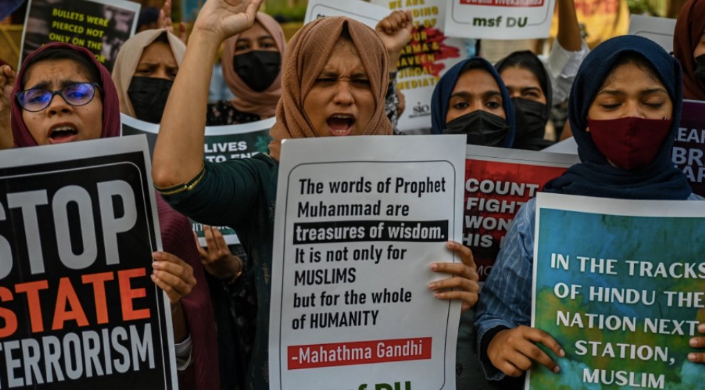 AJEnglish's tweet photo. Muslims in India have taken to the streets to protest against anti-Islamic comments made by two members of BJP — in pictures https://t.co/3xPXWqlNVh https://t.co/ucQPt5Rnd2