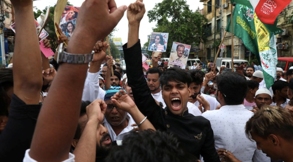 Muslims in India have taken to the streets to protest against anti-Islamic comments made by two members of BJP — in pictures aje.io/wh7fvg