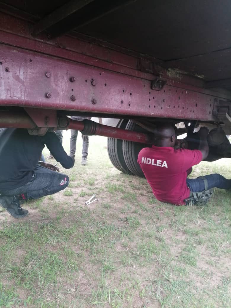 FemiBabafemi's tweet photo. They’re not mechanics. They’re ⁦@ndlea_nigeria⁩ officers, lying down under a long truck to recover huge quantity of drugs concealed in the belly of the trailer. Things they go through to keep Nigeria safe. #SayNoToDrugAbuseAndTrafficking https://t.co/SpFBFBjNdu