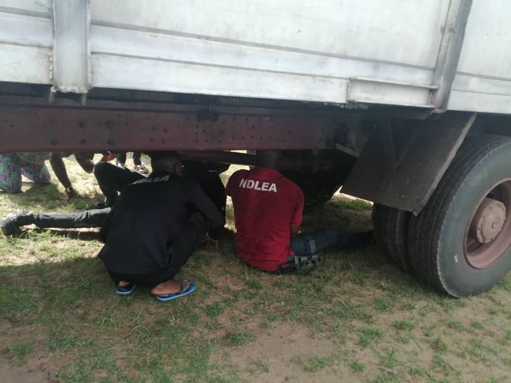 FemiBabafemi's tweet photo. They’re not mechanics. They’re ⁦@ndlea_nigeria⁩ officers, lying down under a long truck to recover huge quantity of drugs concealed in the belly of the trailer. Things they go through to keep Nigeria safe. #SayNoToDrugAbuseAndTrafficking https://t.co/SpFBFBjNdu