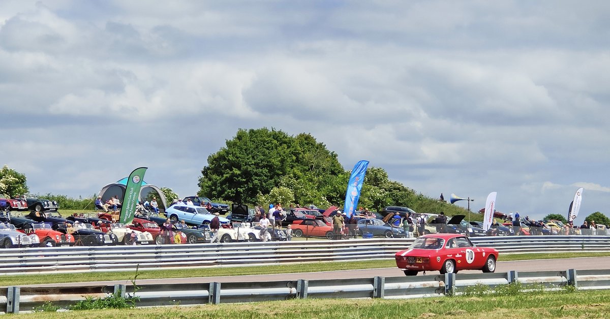 Car clubs and spectators on the banking enjoying the HRDC Classic Alfa Challenge qualifying session.

<a href="/thruxtonracing/">Thruxton Circuit</a>
#thruxton
#ThruxtonHistoric 
#AlfaRomeo