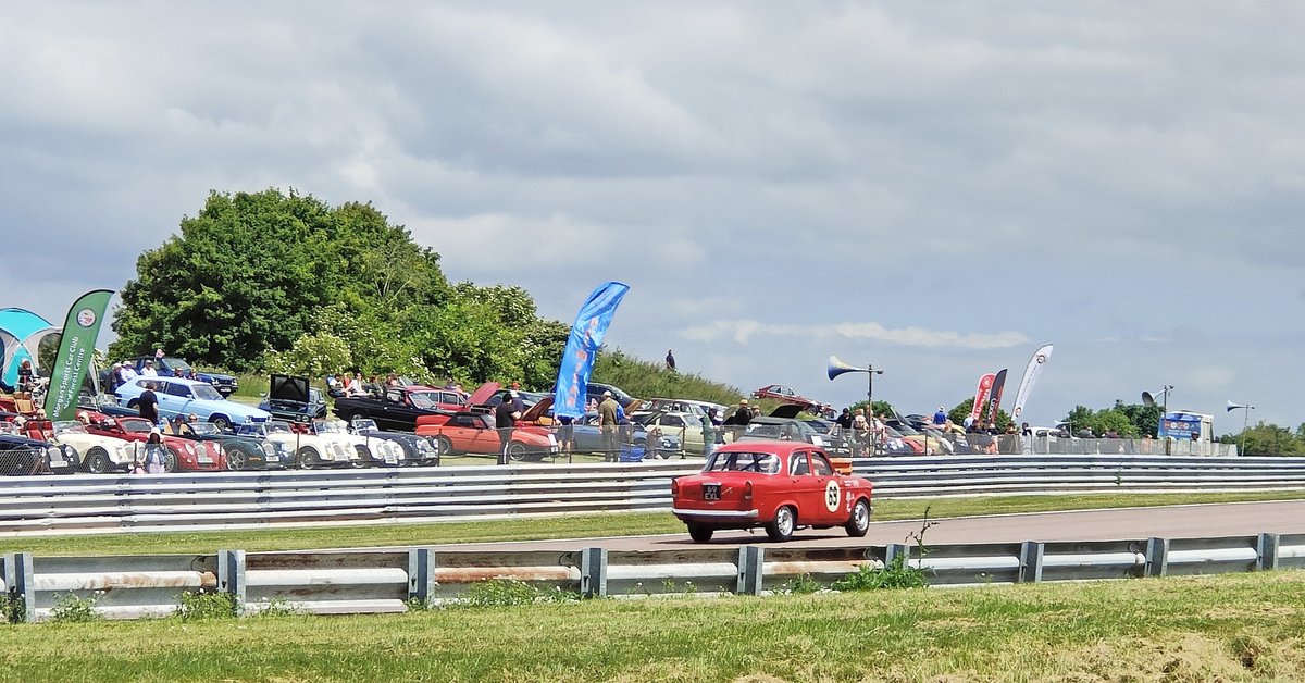 thruxtonhist's tweet photo. Car clubs and spectators on the banking enjoying the HRDC Classic Alfa Challenge qualifying session.

@thruxtonracing
#thruxton
#ThruxtonHistoric 
#AlfaRomeo https://t.co/QFwD4ot0ou