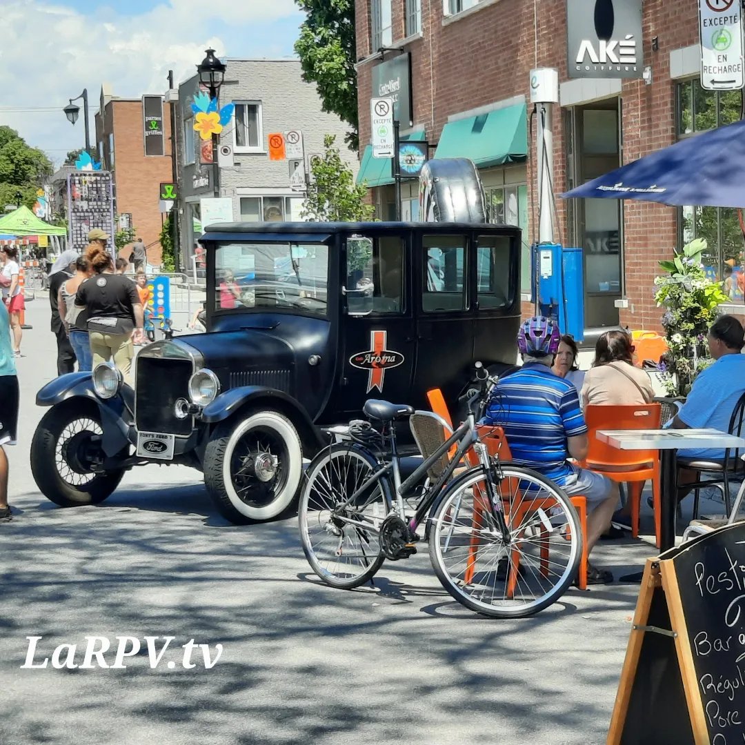 Larpvtv's tweet photo. La rue Fleury transformer en allée piétonne... 
#promenadeFleury #ruefleury #Rogiciel #LaRPVtv #Montréal #mtl #mtllive #ahuntsic #promenadefleury #montreal #montréal #mtlview #mtllifestyle #mtlmoments https://t.co/tYAhXPdYvN