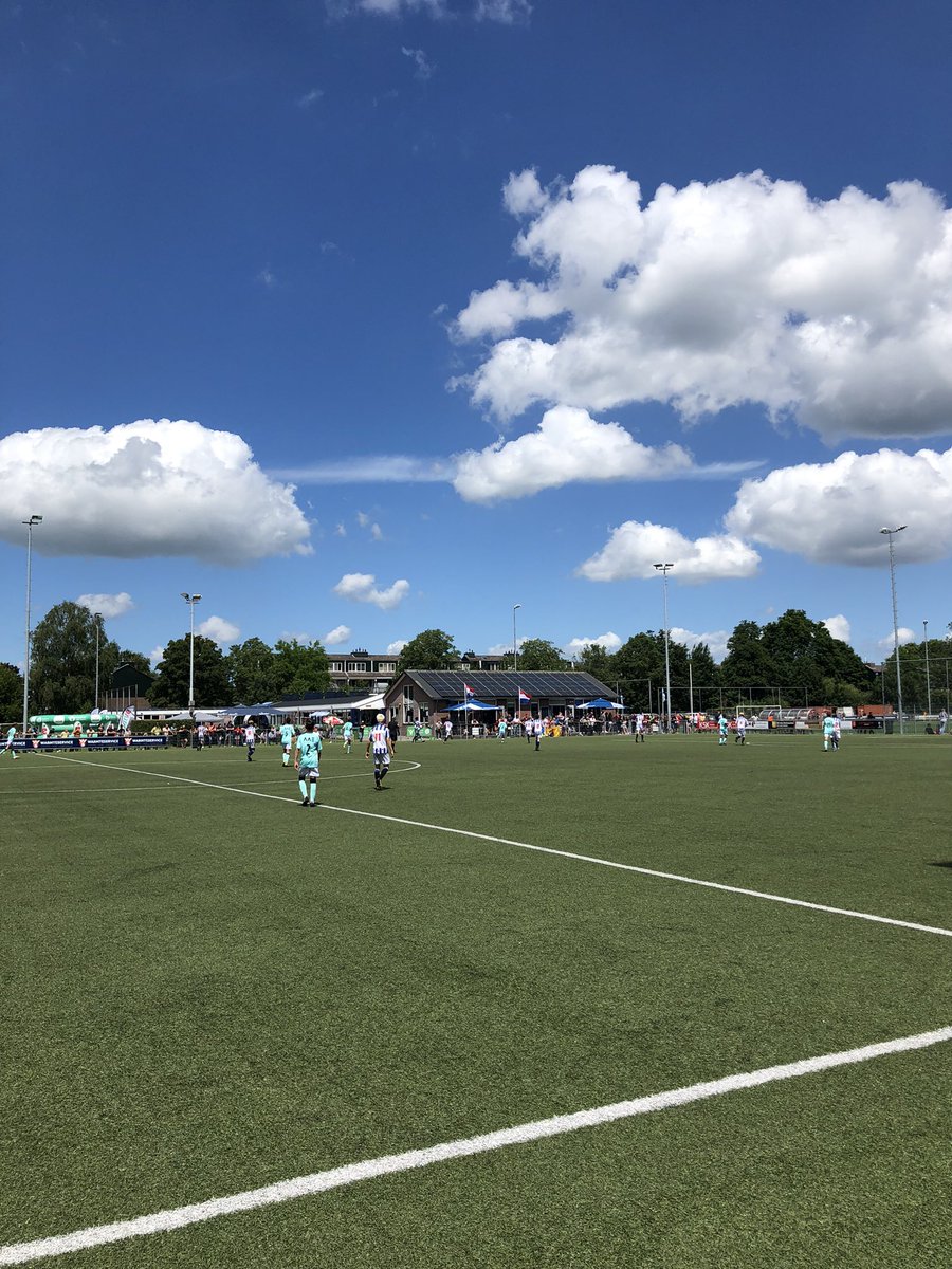 #O15 speelt in de laatste poulewedstrijd tegen Helmond Sport een sterke pot en wint door een vroeg doelpunt van Ruben Veer: 1-0. Daarmee staan de Friezen in de finale om plaats 1 en 2! De tegenstander daarin is het Finse FC Honka Espoo.