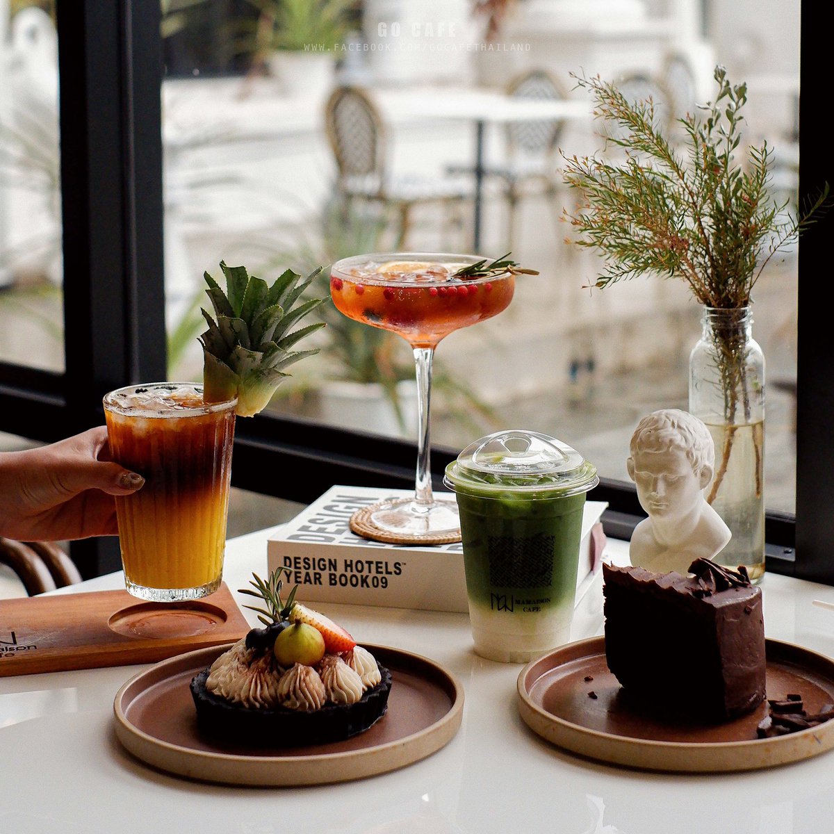 gocafethailand's tweet photo. 𝑴𝒂 𝑴𝒂𝒊𝒔𝒐𝒏 𝑪𝒂𝒇𝒆 ☕️
มาเมซง คาเฟ่สไตล์ยุโรปดีไซน์สวยหรู ในบ้านหลังสีขาวย่านพุทธมณฑล กับบรรยากาศฟีลเหมือนอยู่ต่างประเทศ มุมถ่ายรูปสวยๆจัดเต็มหลายมุม มีทั้งโซนในร้านและ Outdoor 📸 @Kin24hrs @aroii https://t.co/iJJAn2DMwG
