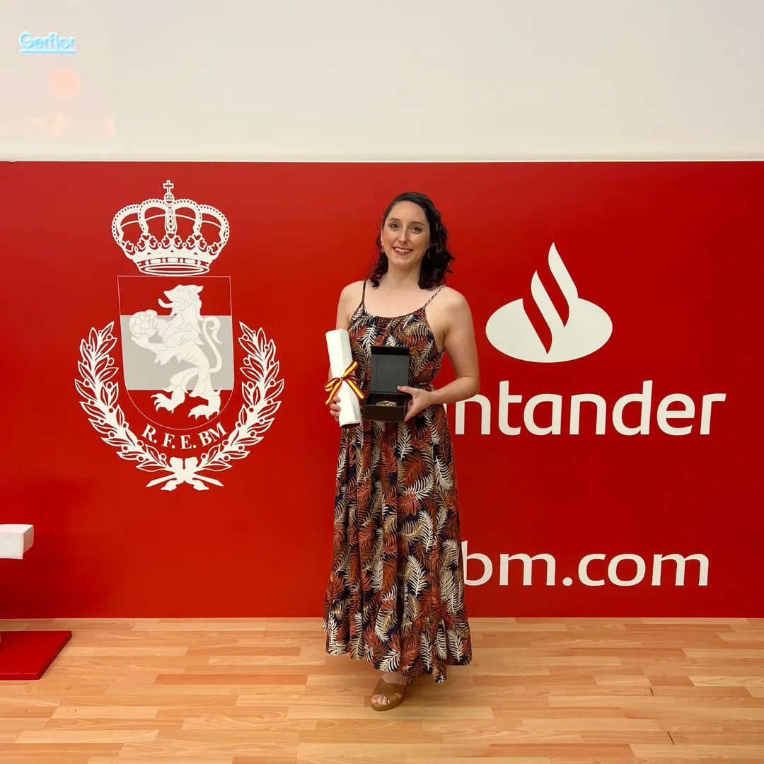 La <a href="/RFEBalonmano/">RFEBalonmano</a> otorgó ayer la Medalla de bronce e insignia al mérito deportivo a Laura Asensio <a href="/Lau__7/">Laura Asensio Llena</a> 
Toda su vida ligada al balonmano, no podemos estar más orgullosos de ti y felices por el merecido reconocimiento!
Te queremos #ikaser!