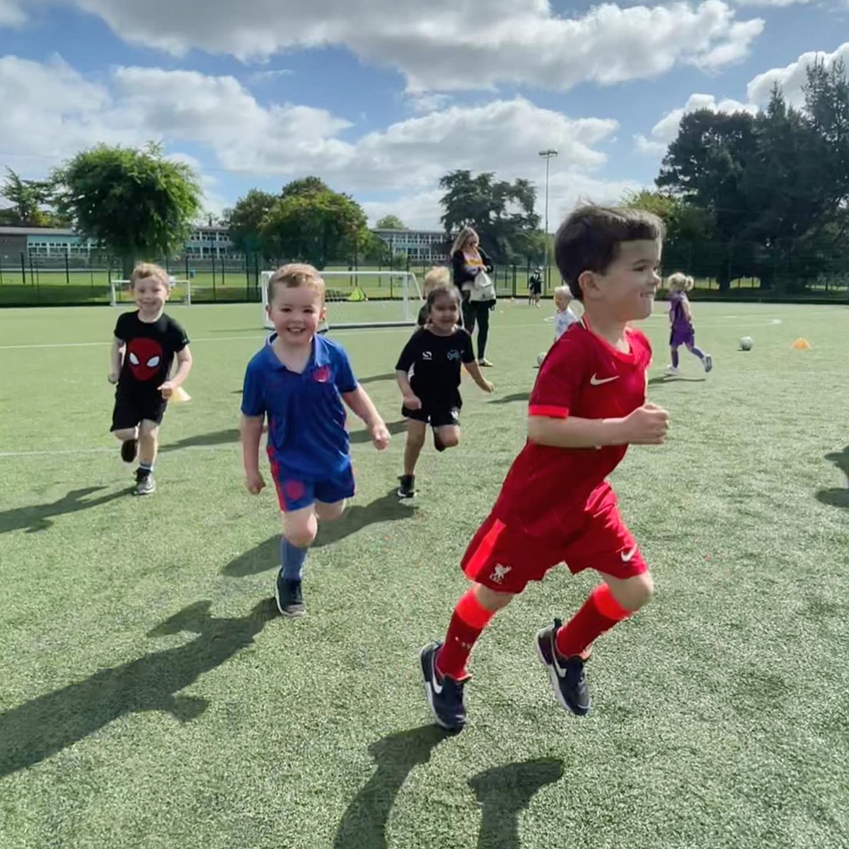 FirstStepFooty's tweet photo. Great to see the sun shining &amp; smiling faces during this mornings session! Well done to all of our little stars who have been showing some great progressions! 👣⚽️👣 #firststepfooty https://t.co/xrQGoeKSlk