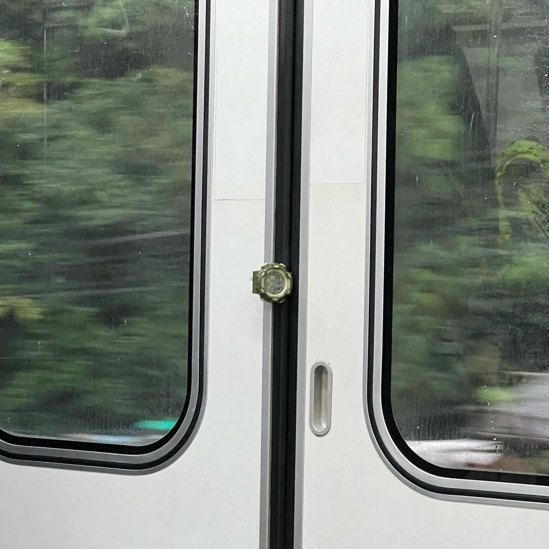 yhantuld's tweet photo. kegiatan yg gak patut dicontoh ya gaes... efek maksa pengen masuk kereta padahal udah mau tutup pintu...

untung bukan tangannya yg ketinggalan...

@CommuterLine https://t.co/J0kMIPePWe