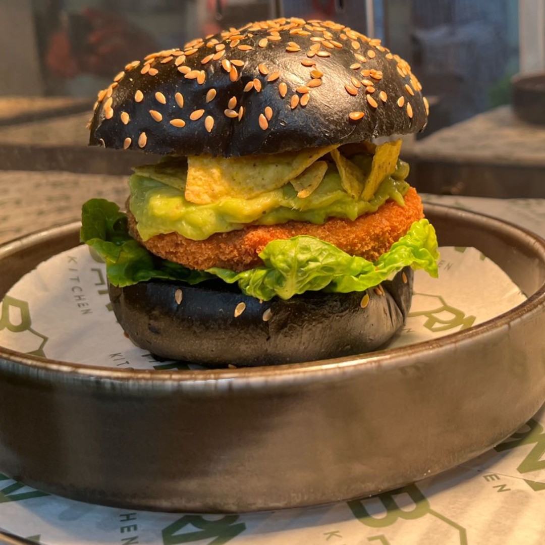 TnSCatering's tweet photo. Sunday's are fun days... so try something new... 
Here's a vegetable bean burger just for you ❤️
#BeanBurger #Veggie #BlackBun #Guacamole #FreshFood #WorkingLunch #LunchAtWork https://t.co/2F74dm3hrF