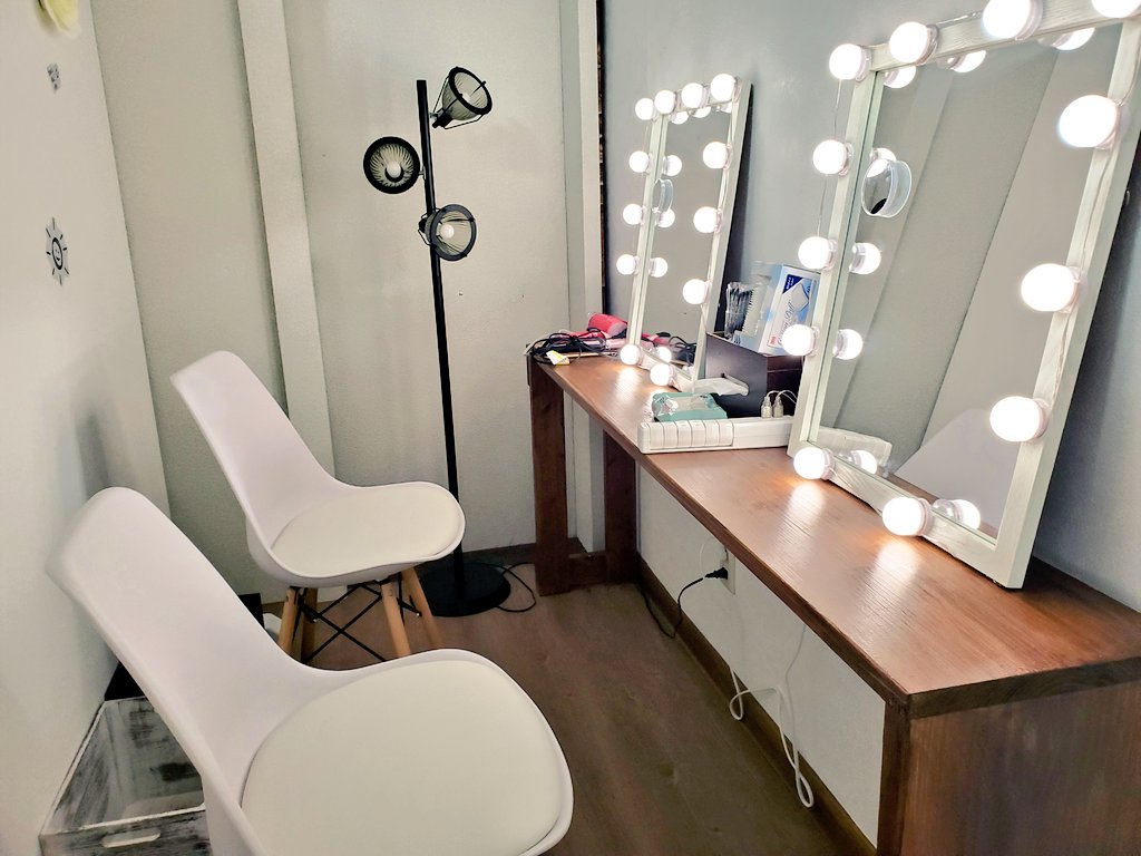 isa_smm's tweet photo. 「SELF STUDIO 13」さんを見学させてもらいました😊

待合室やメイクスペースあり💄
デジタル撮影でモニター確認もできる♪

▼そしてココが肝心✨
撮ったデータは全て貰えて(スマホにも♪)写真にしたい時はマツモト写真館で💡
という流れがイイ！😆

#鹿児島 #伊佐市 #マツモト写真館  #SELFSTUDIO13 https://t.co/0SiSCRrSQ2
