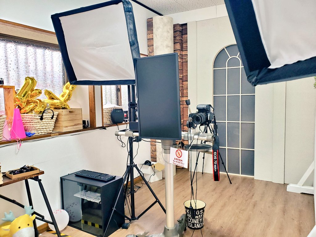 isa_smm's tweet photo. 「SELF STUDIO 13」さんを見学させてもらいました😊

待合室やメイクスペースあり💄
デジタル撮影でモニター確認もできる♪

▼そしてココが肝心✨
撮ったデータは全て貰えて(スマホにも♪)写真にしたい時はマツモト写真館で💡
という流れがイイ！😆

#鹿児島 #伊佐市 #マツモト写真館  #SELFSTUDIO13 https://t.co/0SiSCRrSQ2