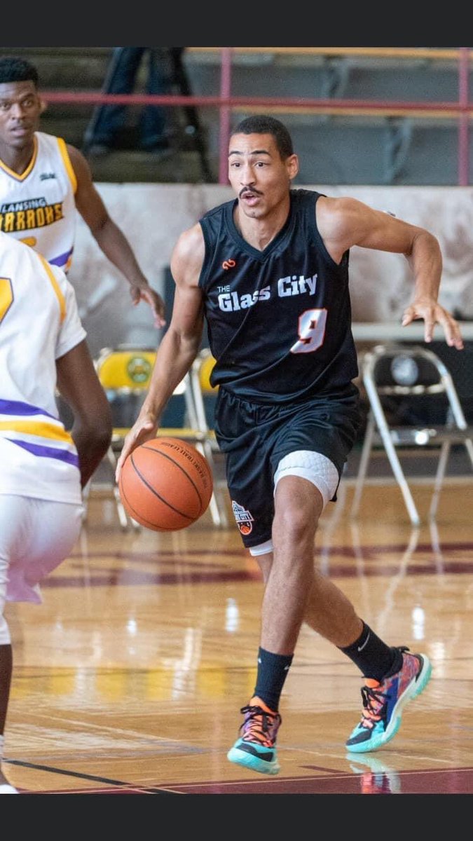 sjj_basketball's tweet photo. 🚨Myles Copeland ‘15 plays for the @GlassToledo Basketball team. Yesterday he took the day off from being a fireman &amp; traveled for a game. 
A ref had a heart attack on court &amp; Myles rushed to perform CPR for 30 minutes.  The ref is on way to a full recovery!
Man for Others ⬆️! https://t.co/Jm14vSH6Nd