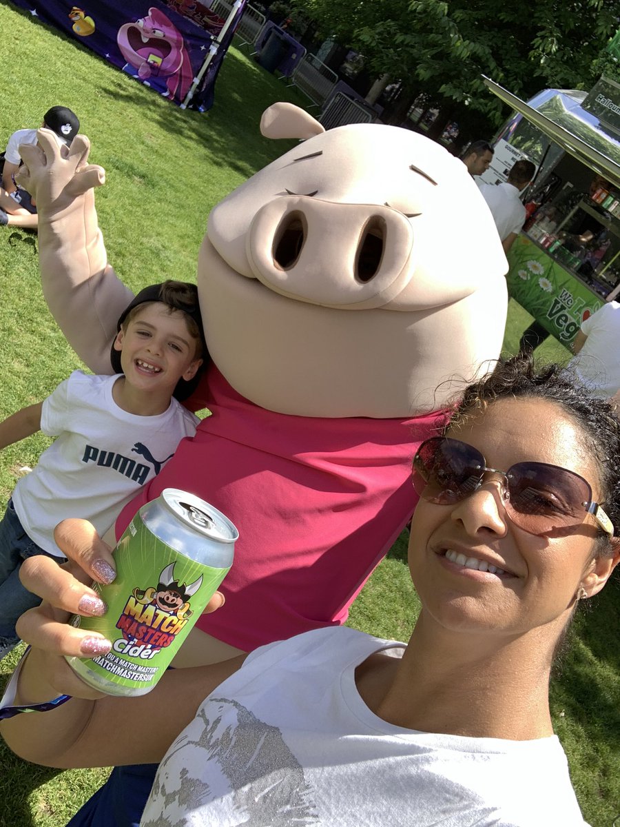 kellyrob595's tweet photo. Pint with prince pig #matchmastersuk https://t.co/rpocv94loU