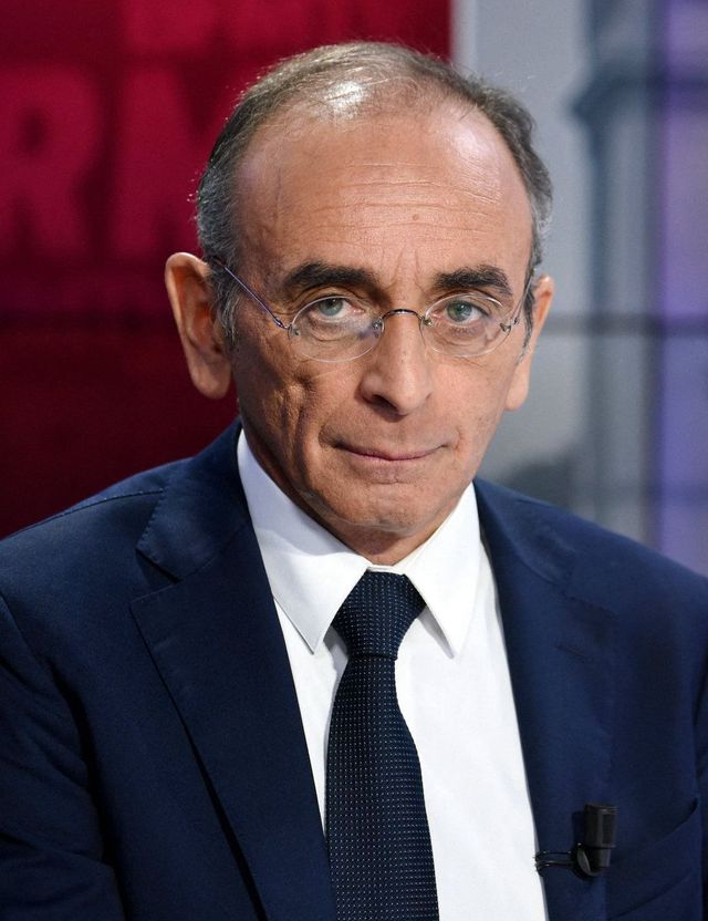 lisulanu's tweet image. Zemour ne s’est même pas déplacé, il a voté par procuration. On sent tout de suite le type, qui a envie de s’investir à fond pour sa circonscription. Il faut vraiment être con, pour voter pour un type pareil. Pauvre mec.