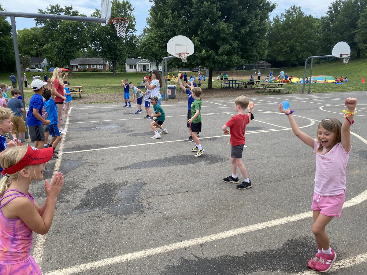 Miss Aronson's Sunflowers 💛 tweet media