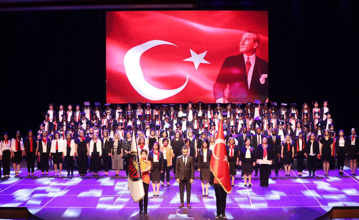 GkvKurumsal's tweet photo. Gaziantep Kolej Vakfı Özel İlkokulu 4. sınıf öğrencileri Gaziantep Üniversitesi Mavera salonunda düzenlenen kep töreniyle ortaokula geçmenin mutluluğunu yaşadı.
🎓
Sevgili öğrencilerimiz, GKV ışığının yolunuzu ömür boyu aydınlatmasını dileriz. https://t.co/VfnTYOZflu