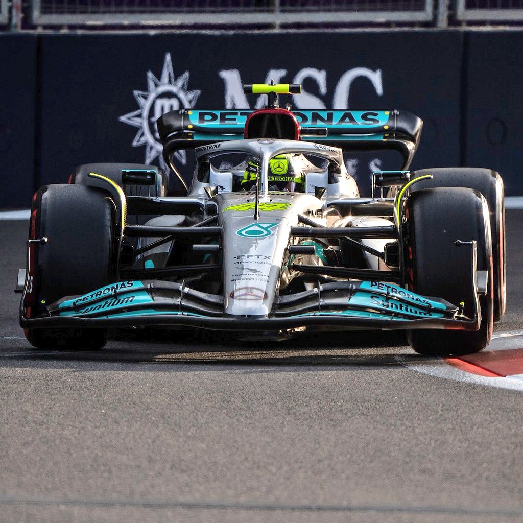 Autoextragti's tweet photo. Hamilton: "¡Aggghh la espalda me esta matando!"

El rebote ha sido el enemigo de #MercedesAMGF1 esta temporada. 

#F1 #AzerbaijanGP #Autoextra #BakuGP
@MercedesAMGF1 https://t.co/Ok35glFxpL