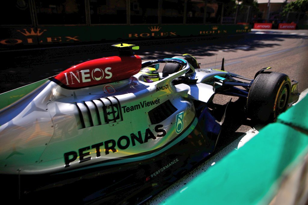 Autoextragti's tweet photo. Hamilton: "¡Aggghh la espalda me esta matando!"

El rebote ha sido el enemigo de #MercedesAMGF1 esta temporada. 

#F1 #AzerbaijanGP #Autoextra #BakuGP
@MercedesAMGF1 https://t.co/Ok35glFxpL
